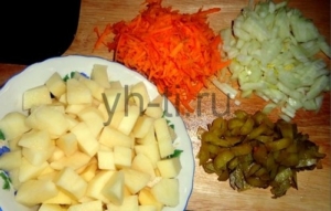 Приготовьте овощи, картофель спустите в бульон