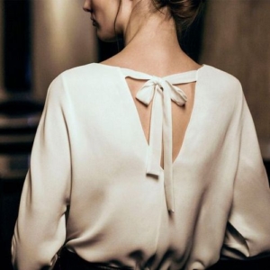 Блузка с вырезом на спине