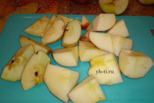 Режем яблоки (2-3 штуки)